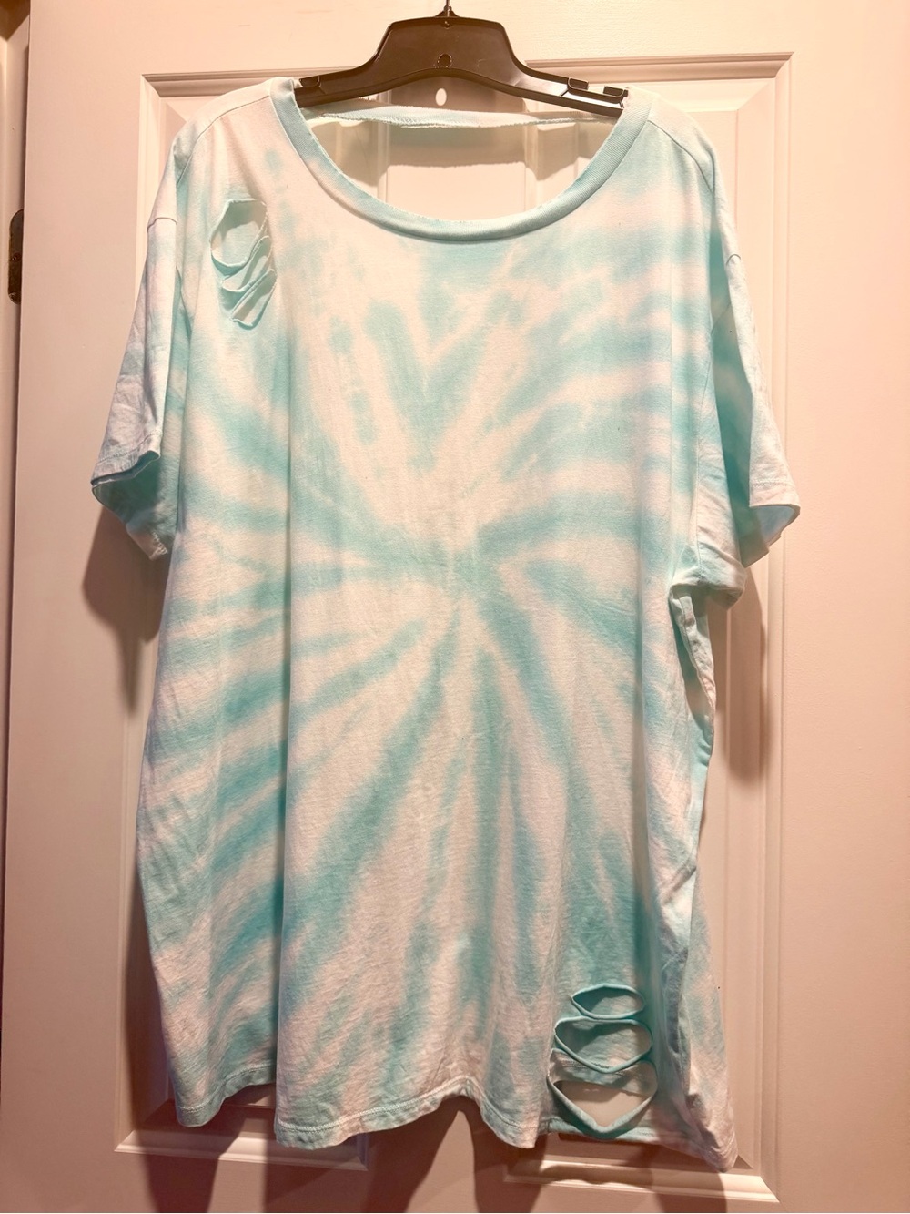 TORRID Tie-Dye Tee with Distressed Details Sz 2 Never Worn Smoke Free Home